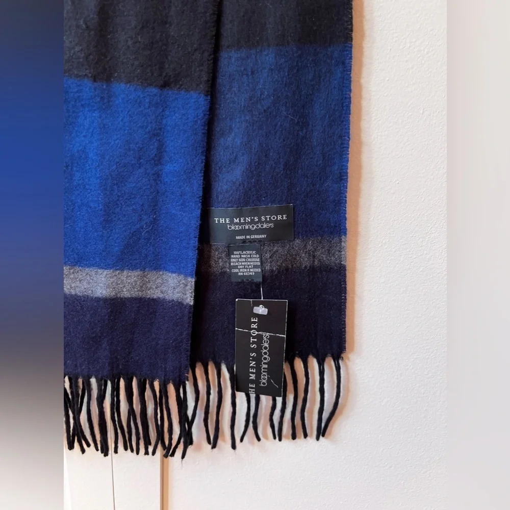 The Men’s Store Bloomingdales NWT New Men’s Blue And‎ Gray Striped Scarf